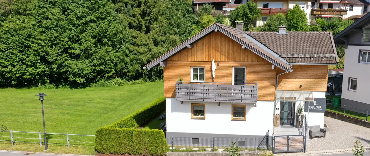 Ferienhaus Bodenmais im Sommer – Luftaufnahme