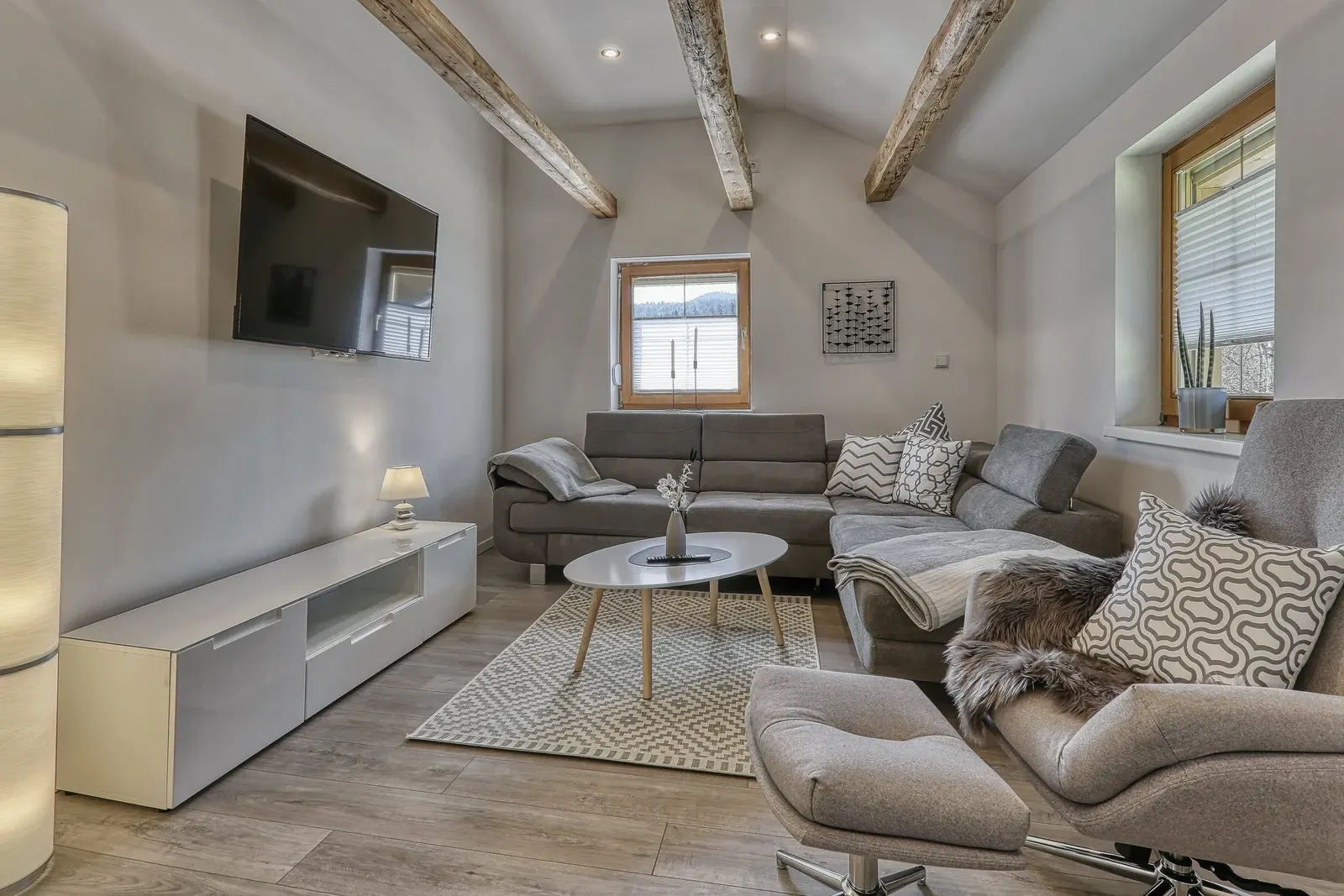 Ferienwohnung Bayern – Wohnzimmer mit Holzbalken