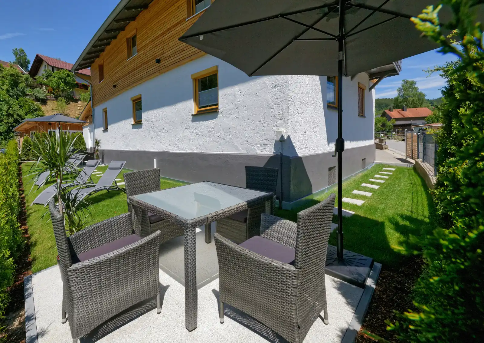 Ferienhaus Bodenmais – Garten mit Sonnenschirm